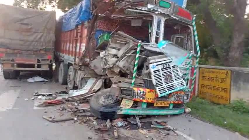 घाटमपुर: घाटमपुर ब्लॉग के पास  भयानक हादसा हुआ दो ट्रक आपस में भिड़ गए गलिमत रही कोई घायल नही हुआ
#kanpurnagar