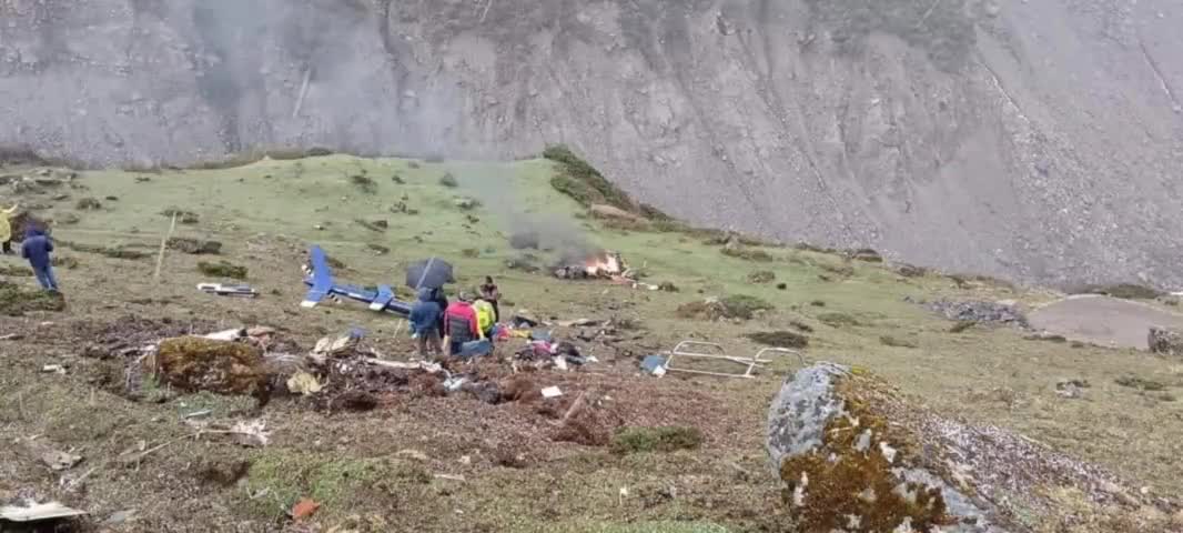 उत्तराखंड के फाटा गांव से तीर्थयात्री को ले जा रही हेलिकॉप्टर क्रैश 2 पायलट समेत 7लोगो की मौत #utrakhand