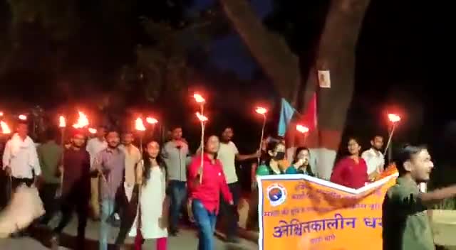 गौतम बुद्ध नगर: #वाराणसी के BHU में फीस बढ़ोत्तरी के खिलाफ छात्रों ने मशाल जुलूस निकालकर प्रदर्शन किया, सैकड़ों छात्र शामिल। #BHU #Fee