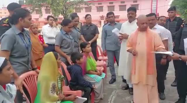 गौतम बुद्ध नगर: #गोरखपुर में सीएम योगी ने लगाया जनता दरबार, दूर–दराज आए फरियादियों की सुनी समस्या, अधिकारियों को निर्देश। #yogisarkar