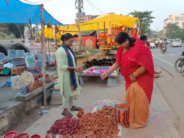 #LocalForVocal
शुद्धता, पवित्रता एवं प्रकाश का पर्व #Dipawali के लिए स्थानियों से दिये कि खरीदारी करते हुए ....