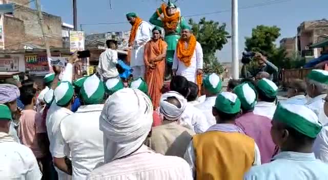 सच को सच झूठ को झूठ बोलने का दम रखते हैं l

भले ही हम रिश्ते कम रखते हैं l

#जयजवानजयकिसान