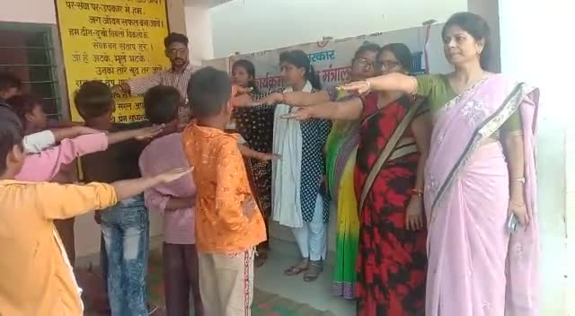 प्रतापगढ़: प्राथमिक विद्यालय टेऊँगा में स्वच्छता की शपथ दिलाई गई।।#cleanindia