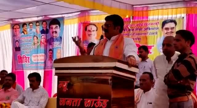 आज सागर #सुरखी #विधानसभा के ग्राम पङरई में मुख्यमंत्री जन सेवा अभियान के अंतर्गत कार्यक्रम में
 संबोधित करते हुए