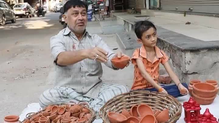 बना कर दिये #मिट्टी के, जरा सी #आस पाली है
मेरी #मेहनत खरीदो #यारों, मेरे घर भी #दीवाली है।
#diwali_shorts