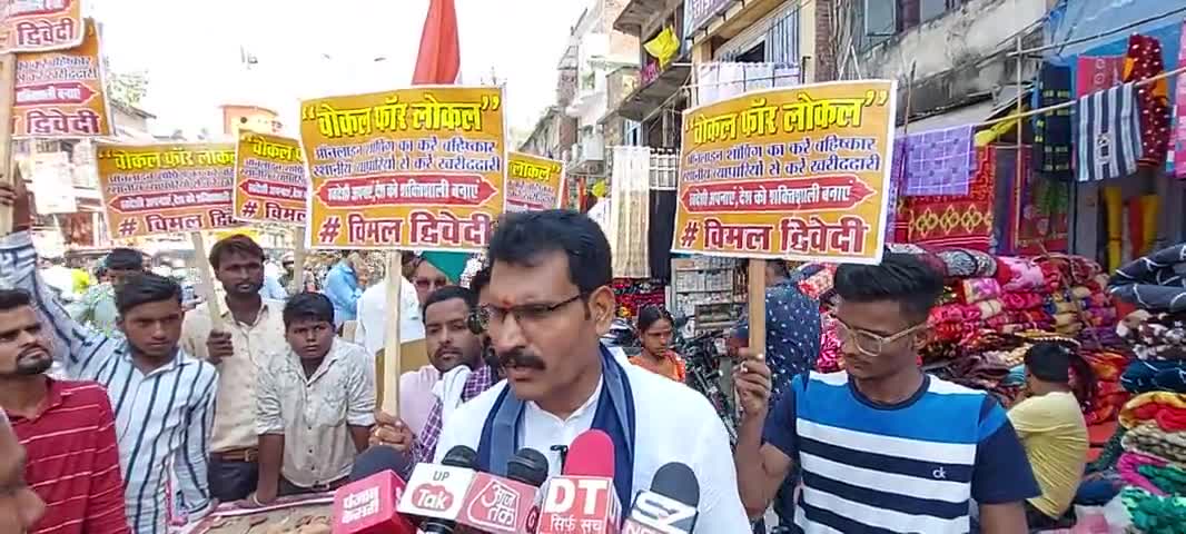 51 #हजार_मिट्टी_के_दीपक_का_निशुल्क वितरण
कुम्हारों से मुंह मांगी कीमत पर दीपक खरीद कर आम जनमानस में #51 #हजार निशुल्क मिट्टी के दीपक का किया वितरण व ऑनलाइन शॉपिंग का बहिष्कार करने व स्थानीय दुकानदारों से खरीदारी करे विमलद्विवेदी