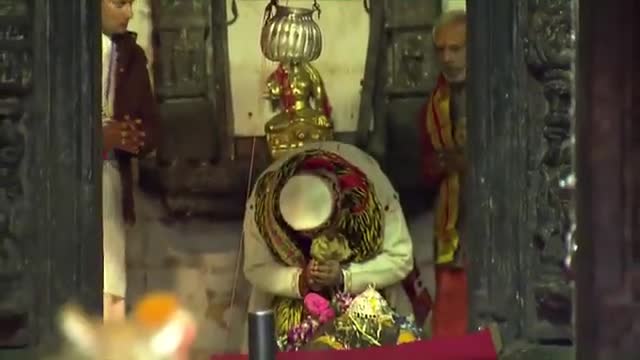 #बद्रीनाथ : प्रधानमंत्री नरेंद्र मोदी में भगवान बद्रीनाथ धाम पहुच कर शुरू की मंदिर में पूजा अर्चना।