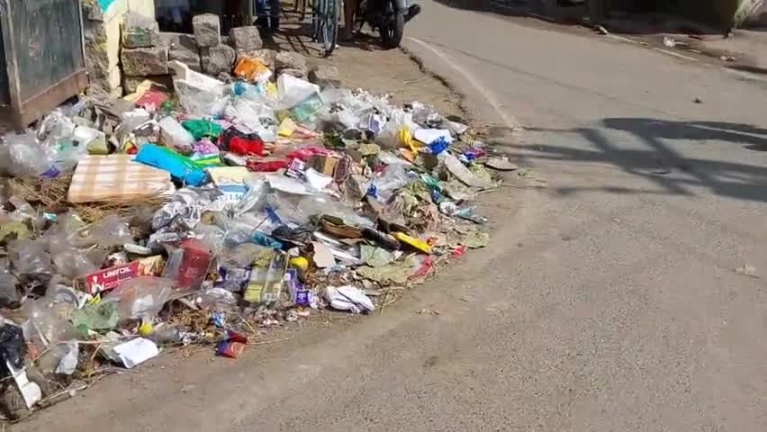 लोहरदगा: लोहरदगा मे पसरा कुड़ा। #lohardaganews #nagarpalikalohardaga