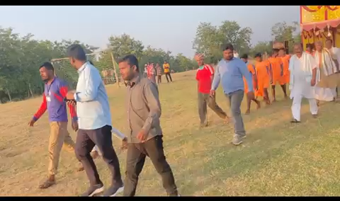 अपने क्षेत्र फुल्लीडुमर प्रखंड में हो रहे दो दिवसीय फ़ुट्बॉल टूर्नामेंट के फ़ाइनल मुक़ाबले में मुख्य अतिथि के तौर पर विजेता टीम को पुरस्कृत किए।
#SharadYadav #RajendraYadav