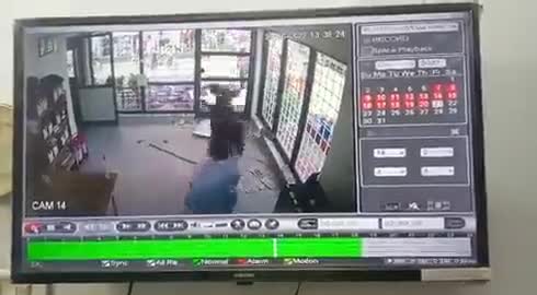 #सिद्धार्थनगर में दबंगों ने पेट्रोल पंप पर जमकर की तोड़फोड़, मौके पर मौजूद मैनेजर को जमकर पीटा। #crime_news #uppolice