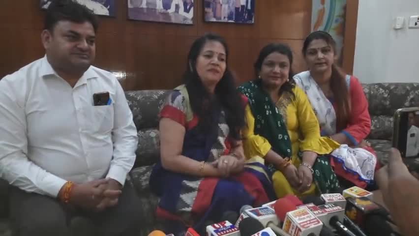 आगरा-रजनी अग्रवाल समाज सेविका ने आज समस्त पत्रकारों को किया सम्मानित ,दीवाली की दी शुभकामनाएं-#समाचार_राइट #मुनीष_अल्वी