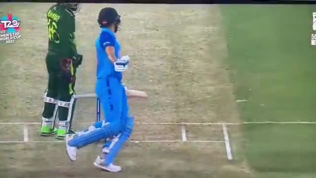 भारत और पाकिस्तान के बीच #T20WC2022 के बेहद रोमांचक मैच का अंत, भारत की शानदार जीत के साथ हुआ। 

जोश से भरी भारतीय क्रिकेट टीम ने #दीपावली की पूर्व संध्या पर प्रशंसकों को बेहतरीन तोहफा दिया है।