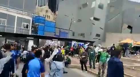 #भारत पाकिस्तान टी 20 मुकाबले से पहले बड़ी संख्या में दर्शक #melbourne किक्रेट स्टेडियम के बाहर इकट्ठा हुए। #indiafirst
