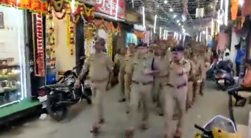 #अमरोहा में दिवाली के त्योहार को लेकर एसपी ने पुलिस बल के साथ फ्लैग मार्च किया, बाजारों में सुरक्षा का जायजा लिया। #UP