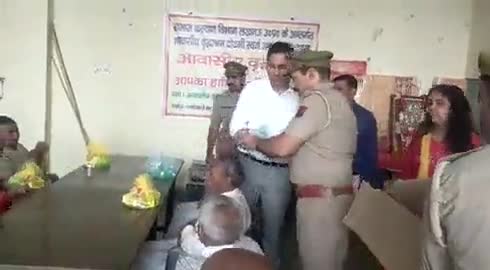 #हापुड़ पुलिस ने वृद्धाश्रम पहुंच कर वृद्धजनों के साथ दीवाली मनाई, एसपी हापुड़ ने सभी को भेंट भी दिए। #diwali #hapur #UP
