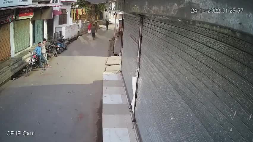 अंबरगंज चौकी के बाहर से चोरों ने बाइक को किया चोरी #breking