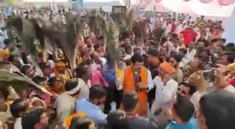#सुरखी  #जैसीनगर में मोनियो के गोवर्धन मेला दिवाली पर्व पर मोनिया के साथ लोकगीत गाते हुए।
Jansampark Madhya Pradesh 
Doordarshan National (DD1)