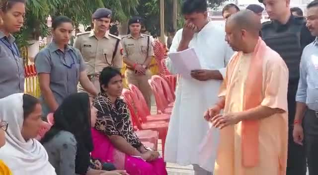 #मुख्यमंत्री #योगी आदित्यनाथ ने #गोरखनाथ मन्दिर में जनता दर्शन में किया सुनवाई