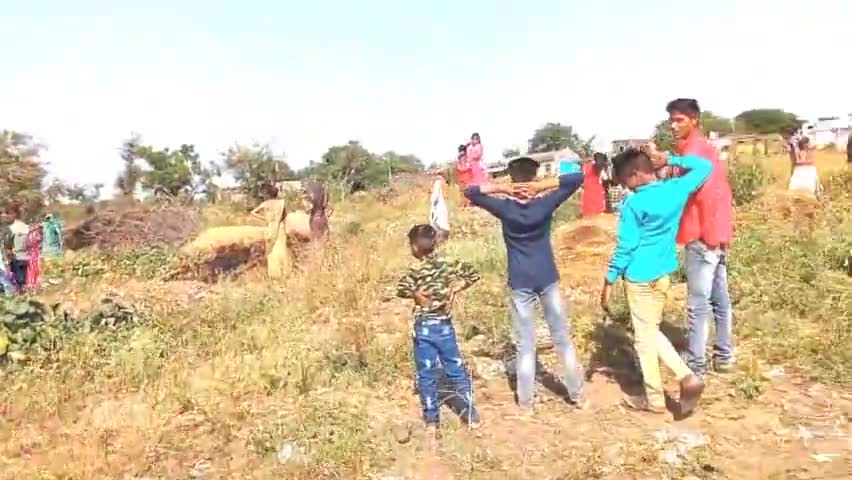 ग्राम गोंदलमउ मे  रोडियो मे लगी आग || आग लगने का कारण अभी तक पता नहीं चला|| #gondalmau   #nalkheda