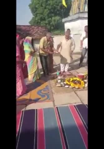 गत दिवस अपने ग्राम पड़रिया में विधि विधान के साथ पर्यावरण एवं पशुधन की महत्वता के प्रतीक पर्व #गोवर्धन_पूजा की।