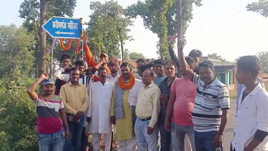 मुखिया देवकी महतो ने किया करीमगंज टोला के नाम पट का उद्घाटन
#Churchu #socialnews
