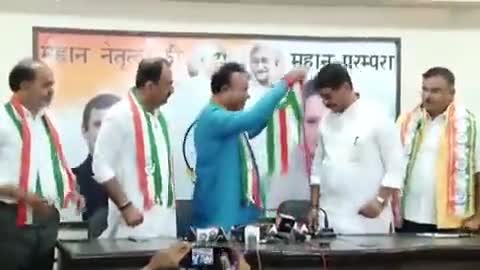 पूर्व मुख्यमंत्री शंकर सिंह वाघेला के पुत्र पूर्व विधायक महेंद्र वाघेला कांग्रेस पार्टी में शामिल हुए !!
#GujaratElections2022