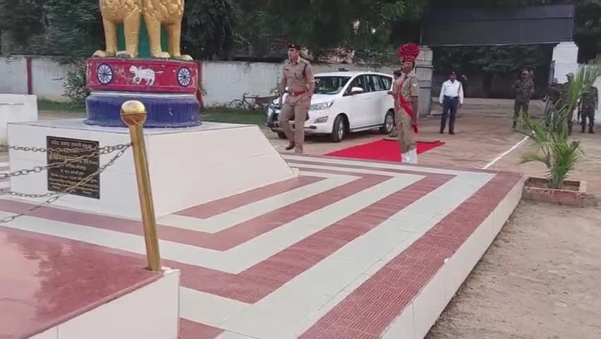 #मिर्जापुर पुलिस लाइन में पुलिसकर्मियों ने फिट रहने के लिए प्रैक्टिस की गई, इसमें दौड़, पुश–अप की गई। #Fit #police #UP