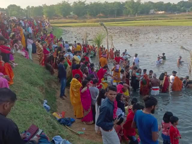#छठ व्रतियों ने #डूबते हुए #सूर्य देव को दिए #संध्या अरग