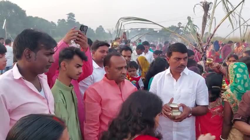 लोक आस्था के महापर्व छठ पूजा पर बोधगया मोचारिम के घाट पर छठव्रतियों के साथ अस्ताचलगामी भगवान सूर्य को अर्घ्य  देते हुए #माननीय_कृषि_मंत्री_कुमार_सर्वजीत!