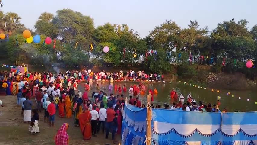 डूबते सूर्य को अर्घ देते हुए अबगिल टाटी नदी के किनारे
#chhathpooja