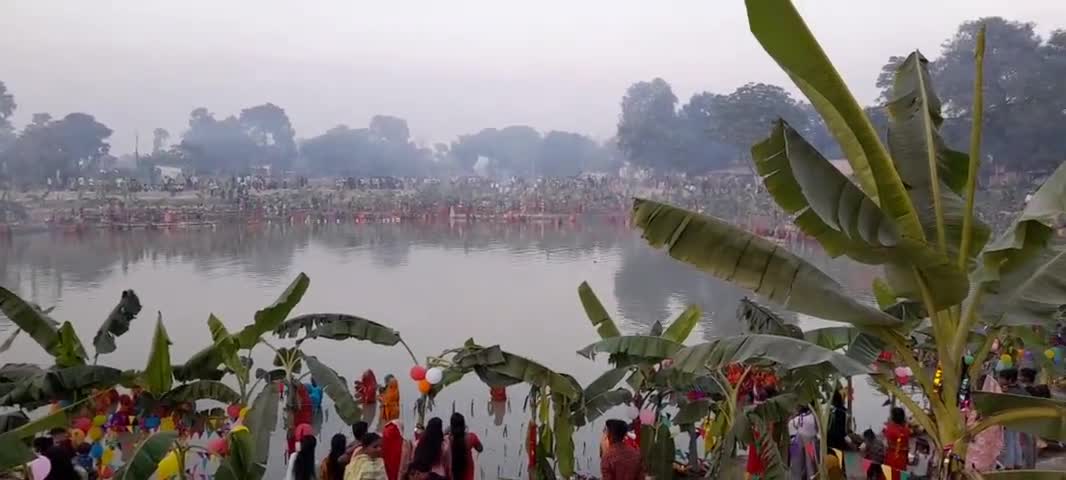 सरायरंजन  के अख्तियारपुर बलभद्र गांव के पोखरा मे डूबते सूर्य को अर्घ दिए छठ घाट का भव्य दृश्य देखिए जय छठी मैया #छठ_घाट
