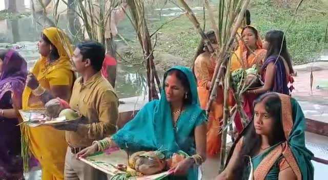 हुज़ूर: #भोपाल के पांच नंबर बस स्टॉप के पास महिलाओं ने #छठ #पूजन किया