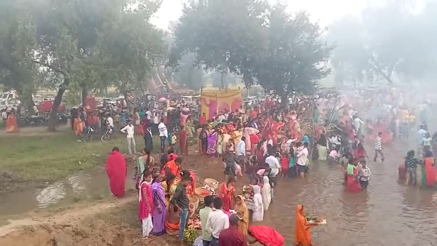 छठव्रतियों ने दिया अस्ताचलगामी सूर्य को अर्घ्य।
#छठ पूजा#2022#जमुगाय#नदी#
