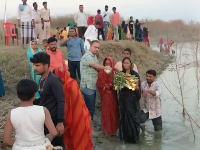 #लोक आस्था के #महापर्व छठ पूजा पर दान नगर घाट पर छठव्रतियों के साथ अस्ताचलगामी भगवान सूर्य को अर्घ्य देते जिलाधिकारी ।