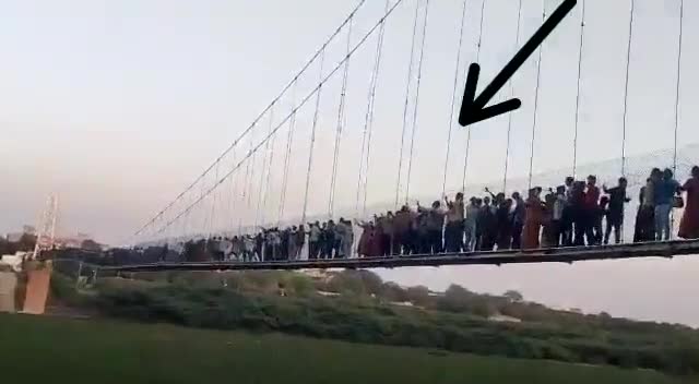 Moments before the cable bridge collapsed in Morbi, Gujarat.

#MorbiBridge #Gujarat