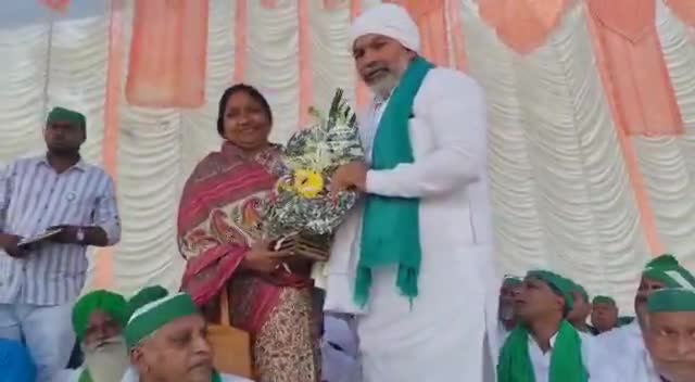 ##श्रावस्ती##
289 विधानसभा भिन्गा  विधायक इन्द्रानी वर्मा ने किसान संघ के अध्यक्ष राकेश टिकैत को पुष्प दे कर किया सम्मान