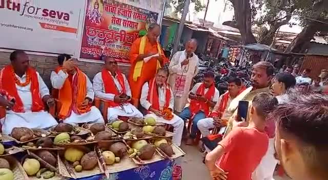 #बड़हरा अंतर्गत सिन्हा ओपी के सिन्हा बाजार पर बाबा हजारी सेवा संस्थान के कार्य कर्ताओं ने छठ व्रतियों को बाटें फल,।