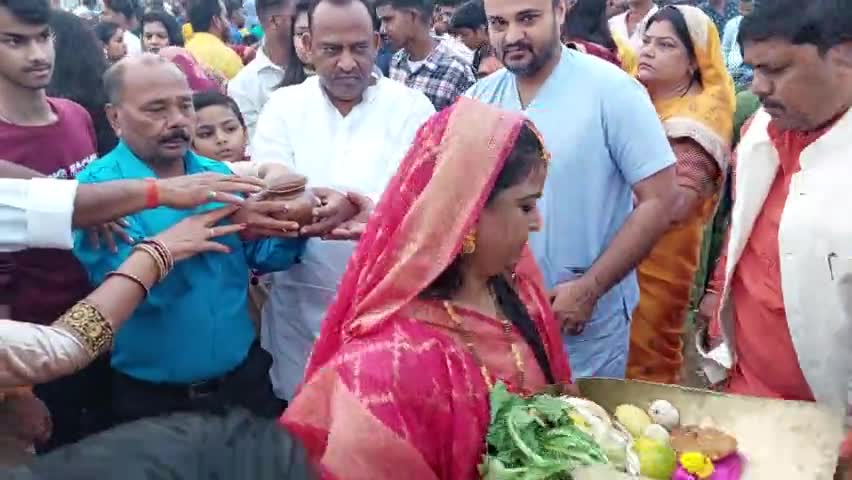 #माननीय_कृषि_मंत्री_कुमार_सर्वजीत ने पूरे परिवार के साथ उदीयमान सूर्य को दिया अर्ध्य!बिहार में धूमधाम से मना छठ पूजा!