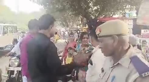 ऑटो ड्राइवर शकील महिला सवारियों को जबरन पोर्न दिखाता है, यूट्यूब व गूगल से पोर्न सर्च कर दिखाने लगा शकील- 
#kannaujnews