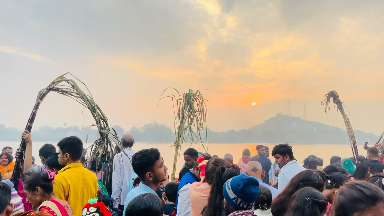 विष्णुपद घाट , #गया जी में अर्घ के समय सूरज देव का भव्य दिव्य स्वरूप देखिए #छठपूजा के लिए जूटा जनसैलाभ विष्णुपद घाट 

ए सूरज देव दिह ना अपन अशीषवा मोहें