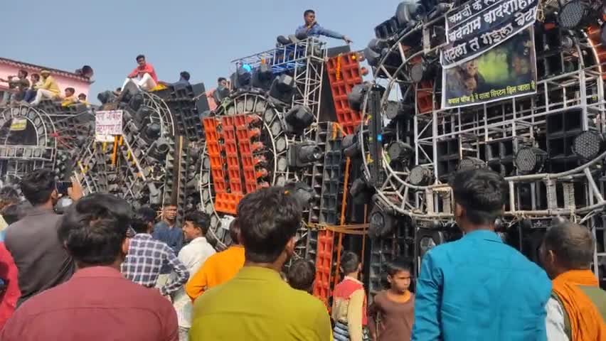 सुजानगंज भरत मिलाप के बाद डीजे कंपेटिशन मे जुटे मेला दर्शक #sujanganj #jaunpur #ramleela #ayodhya #competition
