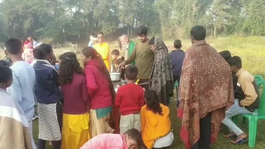 हेमतपुर छठ घाट में समाजसेवी जगेश्वर रजवार ने की श्रद्धालुओं के लिए चाय, पानी और बिस्कुट व्यवस्था।
#danishpatel27