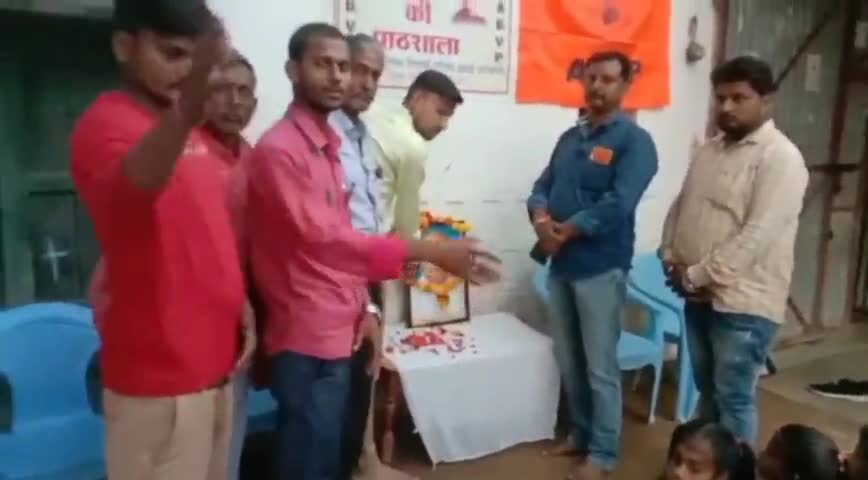 चरखारी: #एबीवीपी_परिषद_की_पाठशाला_रूपनगर में भारत के अखंड स्वरूप 'लौह पुरुष' सरदार वल्लभ भाई पटेल जी की जयंती मनाई गई और छात्र छात्राओं को पठन पाठ्य पुस्तकें वितरित कर सरदार पटेल जी की जयंती मनाई गई