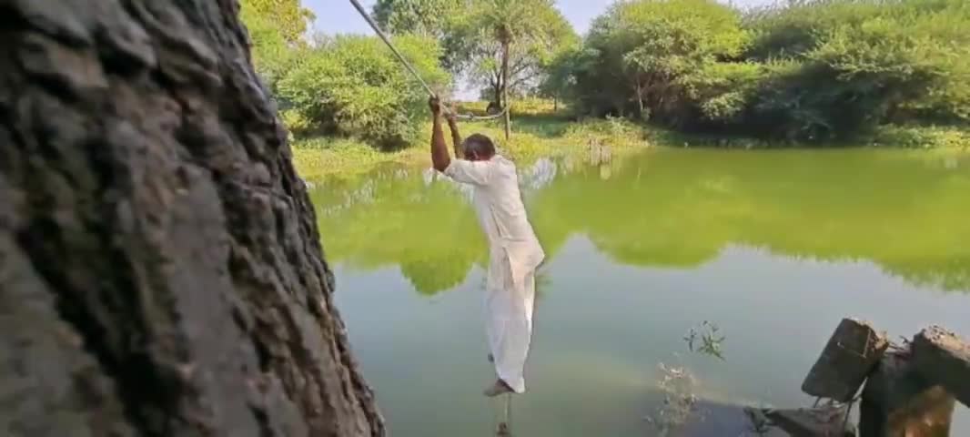MP के इंदौर का अजब गजब गांव, पुल नही होने से लोग रस्सी पर चल कर नाला पार करते है, डूबने से 1 मौत हुई...हुआ खुलासा

#MP #ajabgajab #morbi #hadsa