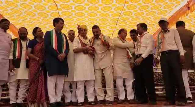 पंचमहल से भाजपा के पूर्व सांसद प्रभात सिंह चौहान ने कांग्रेस पार्टी की सदस्यता ली 
कांग्रेस परिवार में आपका स्वागत है
#gujaratelections2022