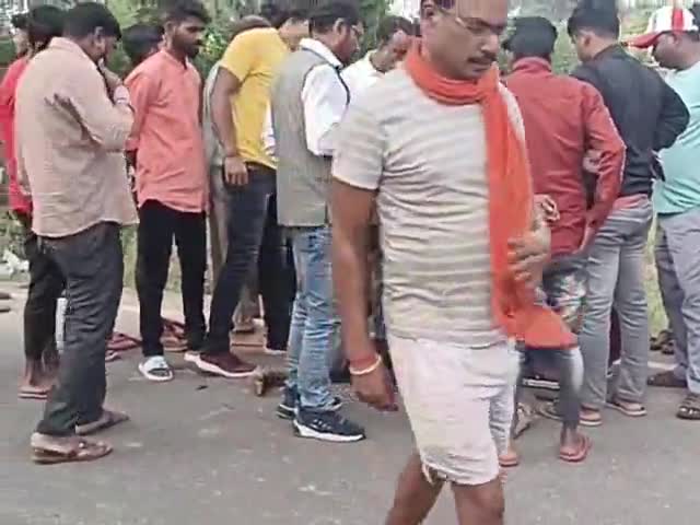 #कालाझरिया मोड़ पर #बाईक #अनियंत्रित होकर रोड पर #गिरे