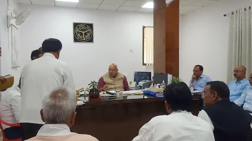 #विकास भवन #देवरिया में वरिष्ठ #अधिकारियों के साथ विकास कार्यो की समीक्षा करते #कृषि मंत्री सूर्यप्रताप शाही के साथ।
