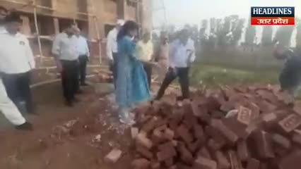 चंदौली:DMईशा दुहन ने चकिया फिरोजपुर गांव मे घटिया निर्माण देख अधिकारीयों को डाट फटकार लगाई#यूपी#चकिया#चंदौली#वाराणसी