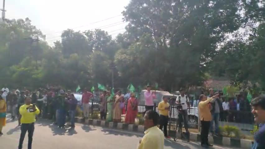 गोलमुरी-सह-जुगसलाई: मुख्यमंत्री आवास के बाहर उमड़ी भीड़,JMM के कार्यकर्ता एवं समर्थकों की उमड़ी भीड़।#jharkhandnews #cmhemantsoren #ED