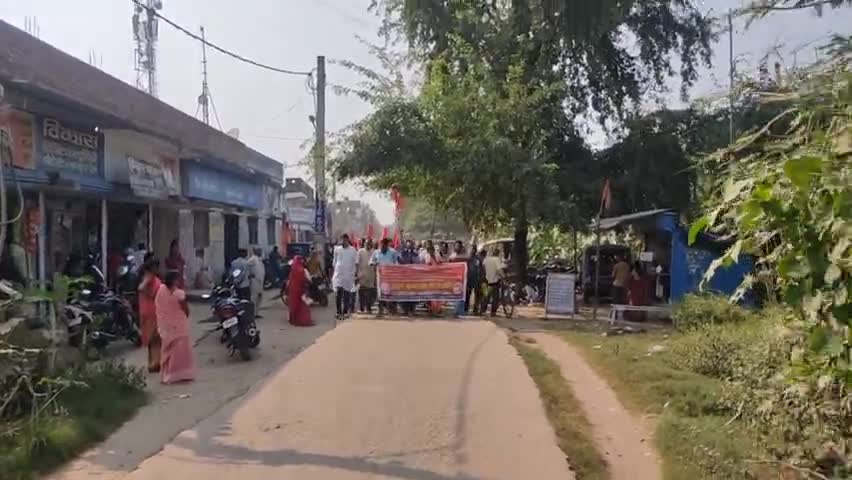 #मखदुमपुर ब्लॉक ऑफिस के घेराव के लिए ब्लॉक रोड में मार्च करते हुए! सभी गरीबों को 5 डिसमिल जमीन देना होगा